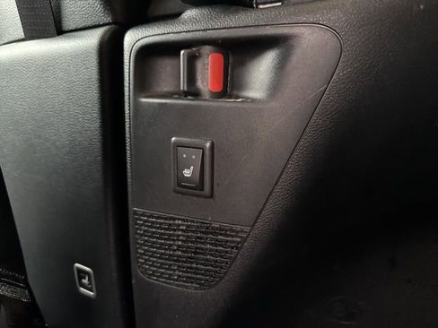 Used 2025 Chrysler Pacifica Limited image 21