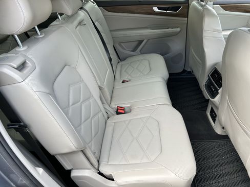 Used 2024 Volkswagen Atlas SE w/ Panoramic Sunroof Package AWD/4WD image 11