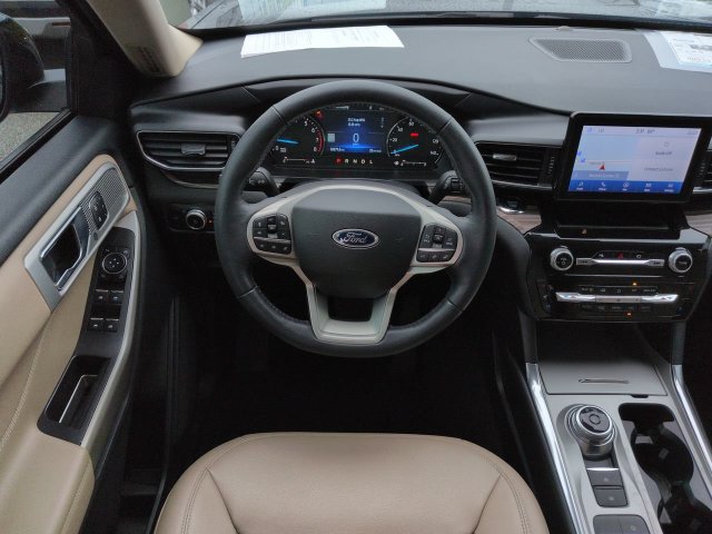 Used 2023 Ford Explorer Limited w/ Equipment Group 301A RWD image 16