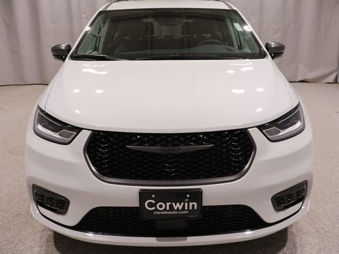 Used 2024 Chrysler Pacifica Touring-L w/ Road Tripper Package FWD image 9