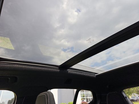 Used 2024 Volvo XC40 B5 Core image 14