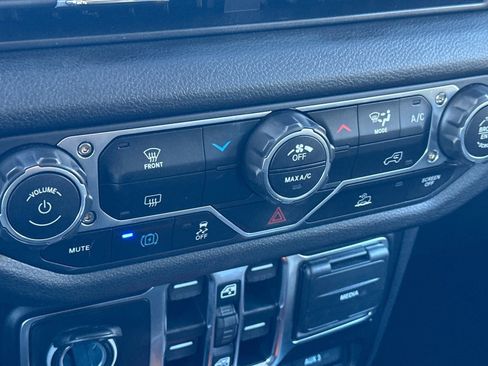 Used 2025 Jeep Wrangler Willys image 18