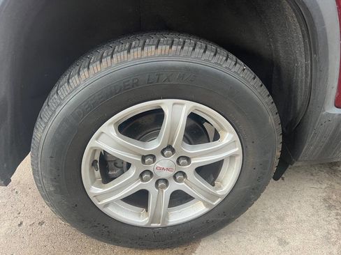 Used 2017 GMC Acadia SLE w/ LPO, Floor Liner Package AWD/4WD image 9