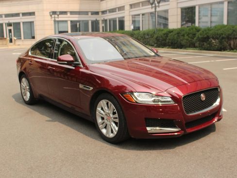 Used 2017 Jaguar XF Premium RWD image 1
