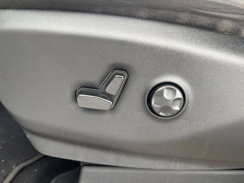 Used 2024 Chrysler Voyager LX FWD image 22