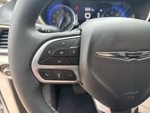Used 2024 Chrysler Pacifica Touring-L FWD image 13