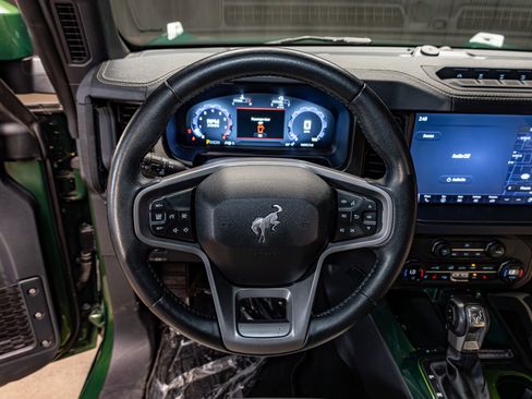 Used 2025 Ford Bronco Badlands image 16