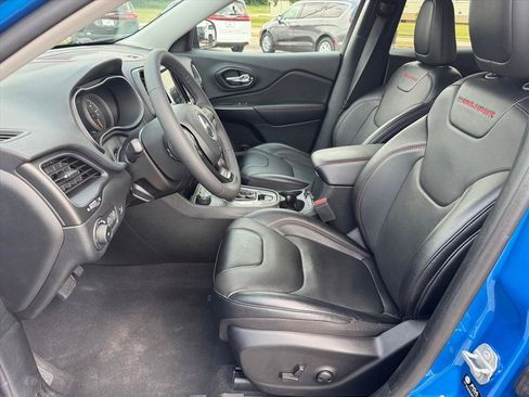 Used 2022 Jeep Cherokee Trailhawk w/ Premium Leather Package AWD/4WD image 9