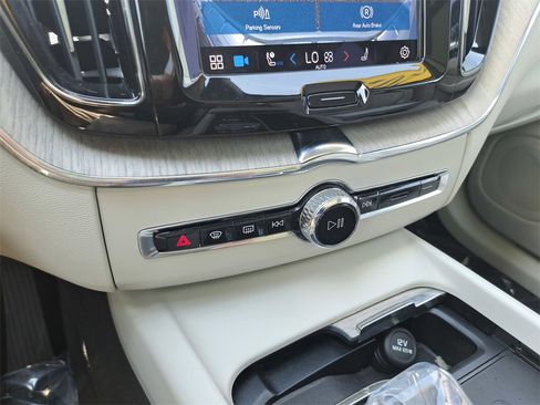 Used 2022 Volvo XC60 B6 Inscription w/ Advanced Package image 13