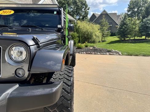 Used 2018 Jeep Wrangler Unlimited Sahara w/ Connectivity Group AWD/4WD image 31