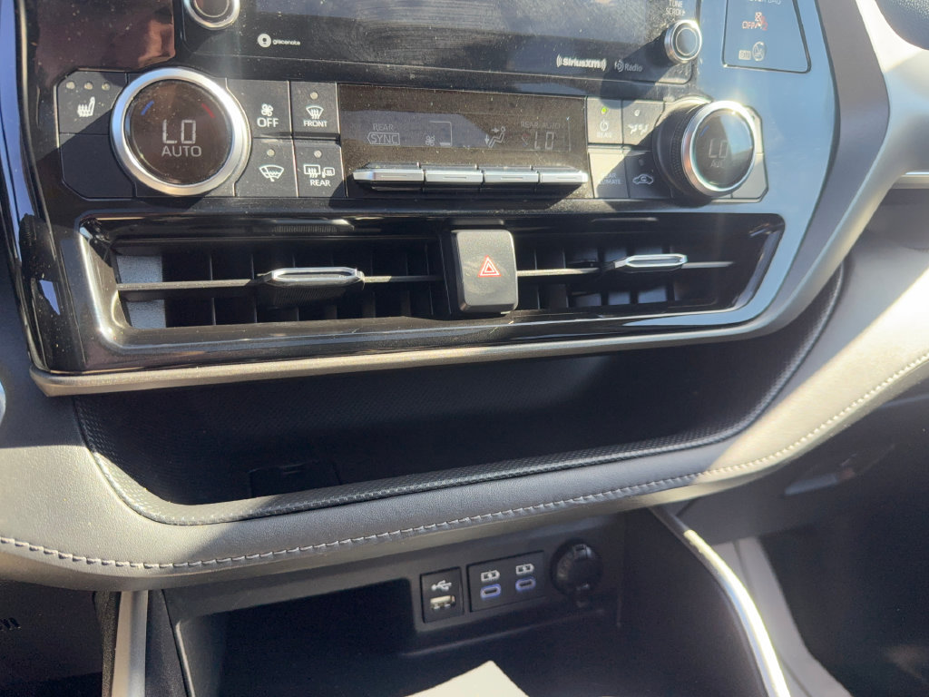 Used 2022 Toyota Highlander XLE AWD/4WD image 25
