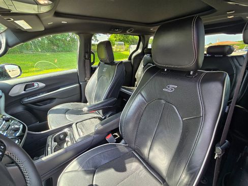 Used 2025 Chrysler Pacifica Limited FWD image 12