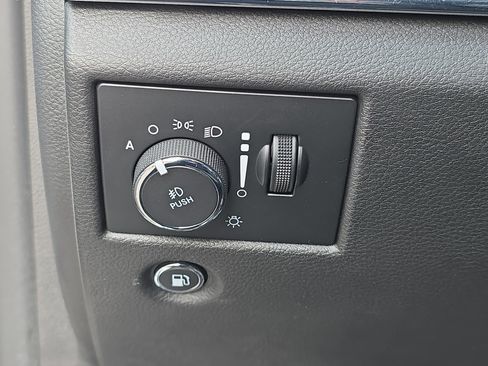 Used 2018 Jeep Grand Cherokee Limited image 25