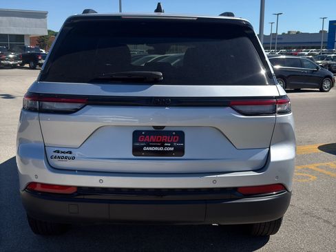 Used 2025 Jeep Grand Cherokee Altitude AWD/4WD image 7