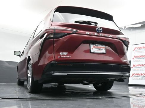 Used 2025 Toyota Sienna Limited image 40