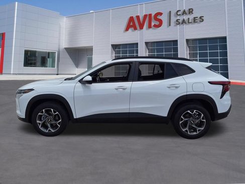 Used 2025 Chevrolet Trax LT w/ LT Convenience Package FWD image 10