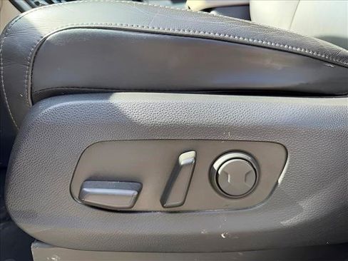 Used 2022 Kia Carnival LX FWD image 16