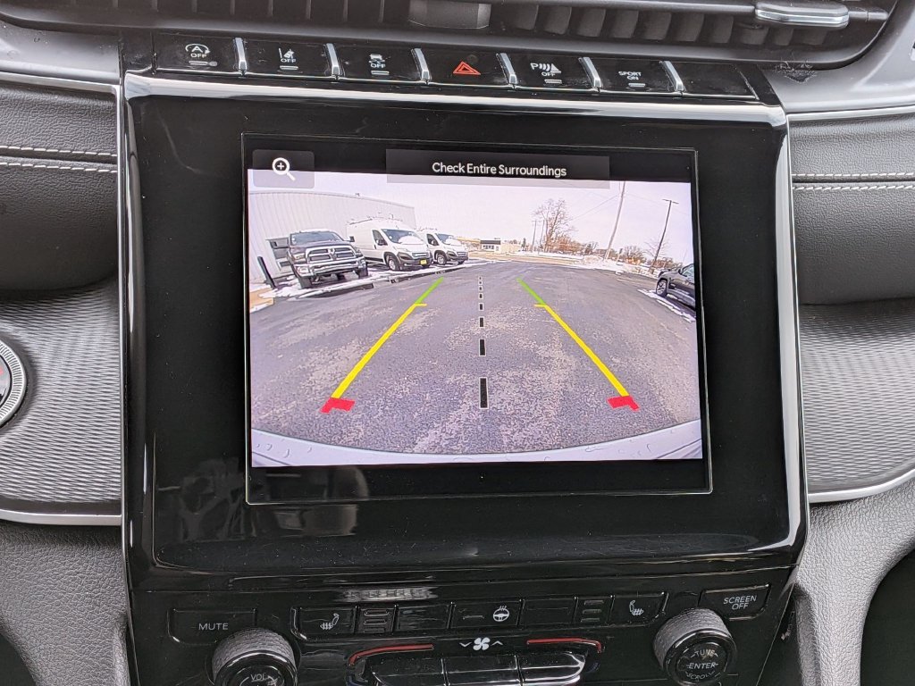 Used 2024 Jeep Grand Cherokee Altitude AWD/4WD image 16