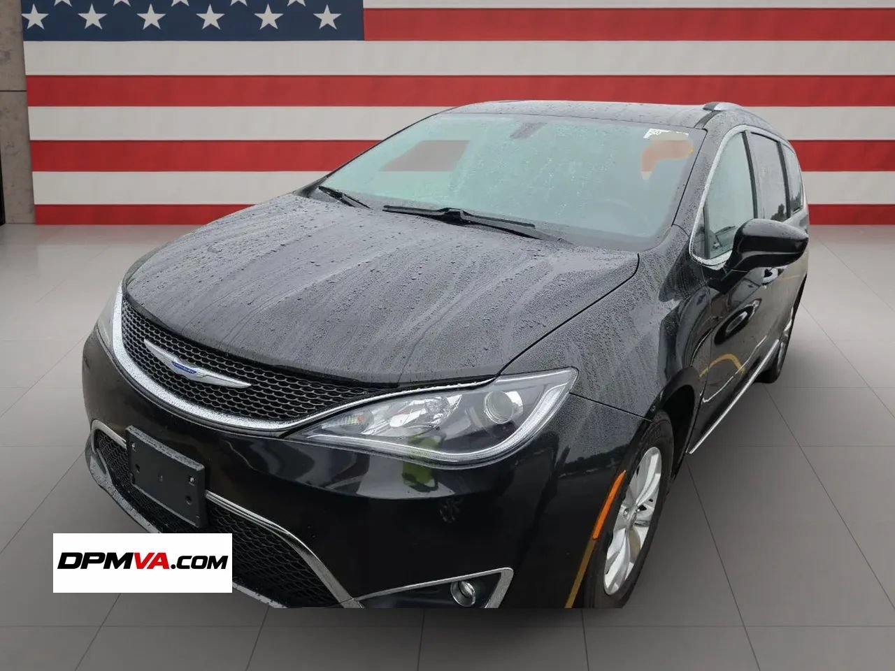 Used 2018 Chrysler Pacifica Touring-L FWD image 1