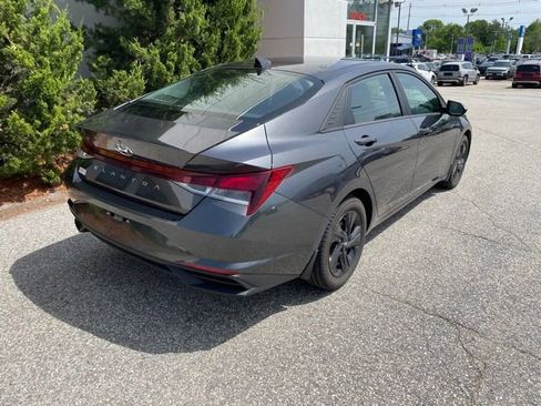 Used 2022 Hyundai Elantra SEL w/ Convenience Package FWD image 5