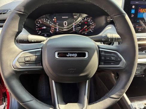 Used 2025 Jeep Compass Limited image 29