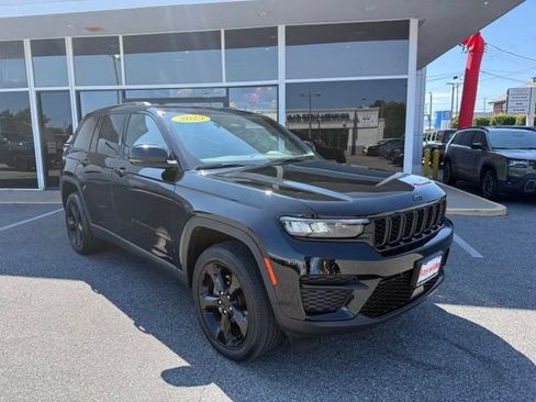 Used 2023 Jeep Grand Cherokee Altitude AWD/4WD image 2