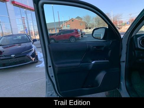 Used 2022 Toyota Tacoma SR5 w/ Trail Edition image 12