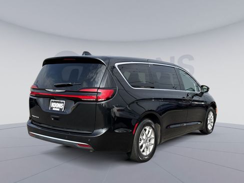 Used 2023 Chrysler Pacifica Touring-L FWD image 7