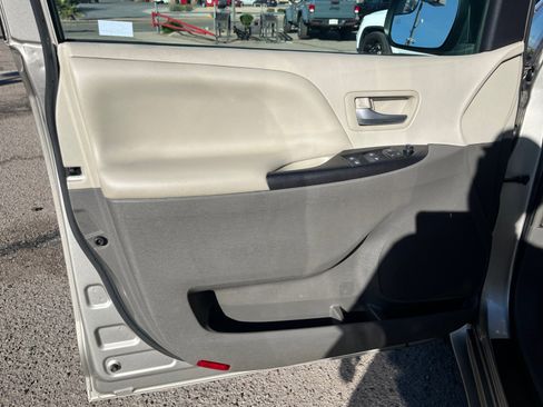 Used 2017 Toyota Sienna LE image 13