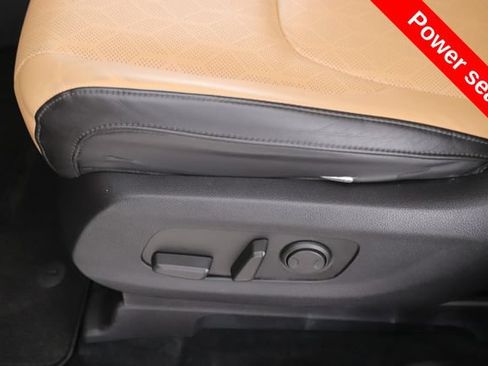 Used 2022 Kia Carnival LX FWD image 18