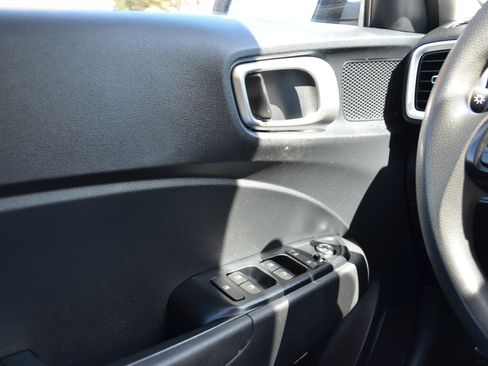 Used 2022 Hyundai Venue SE image 9