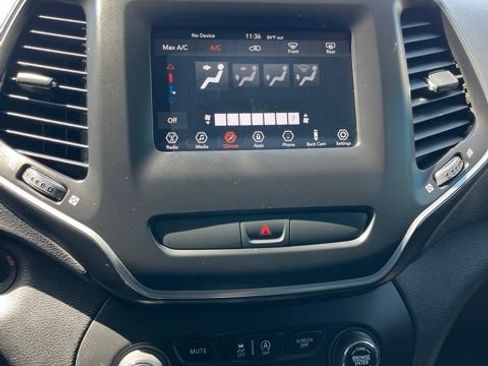 Used 2019 Jeep Cherokee Latitude Plus AWD/4WD image 39