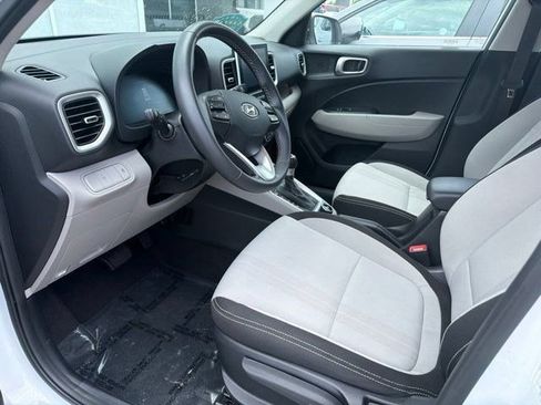 Used 2025 Hyundai Venue SEL FWD image 2