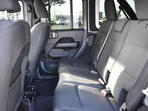 Used 2018 Jeep Wrangler Unlimited Sahara image 14