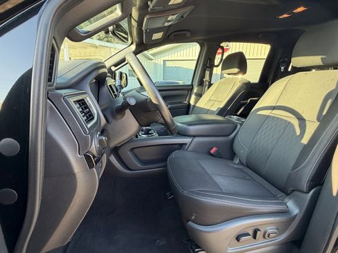 Used 2018 Nissan Titan SV w/ SV Convenience Package image 10