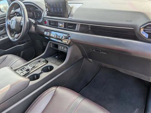 Used 2025 Honda Pilot Black Edition image 25