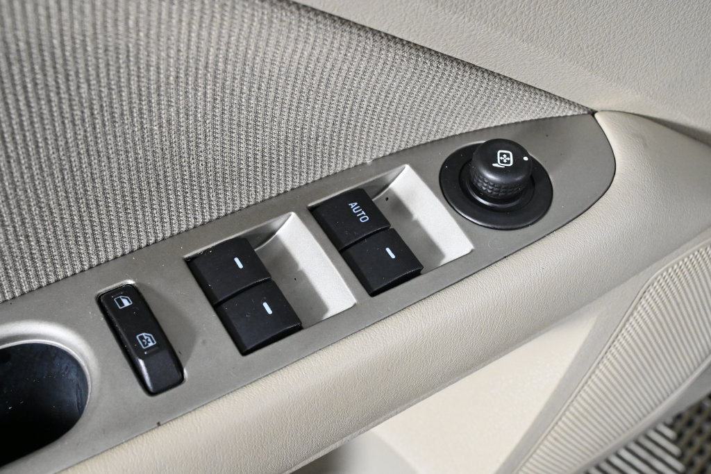 Used 2010 Ford Fusion Hybrid FWD image 23