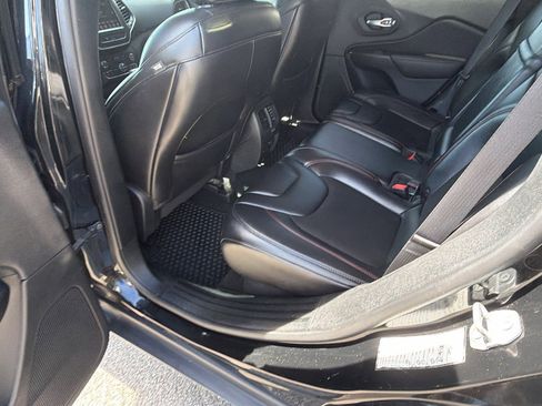 Used 2019 Jeep Cherokee Trailhawk image 23