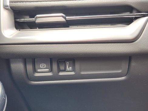 Used 2024 Cadillac XT4 Premium Luxury image 18