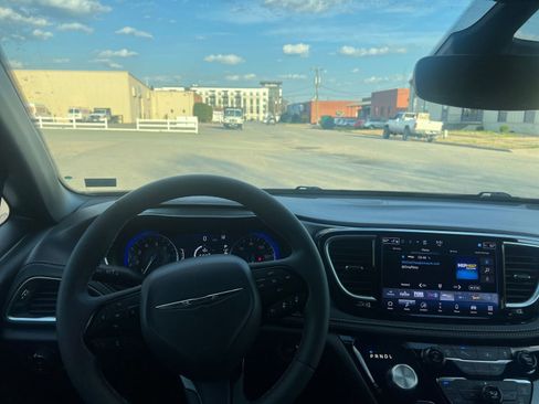 Used 2025 Chrysler Pacifica Limited image 39