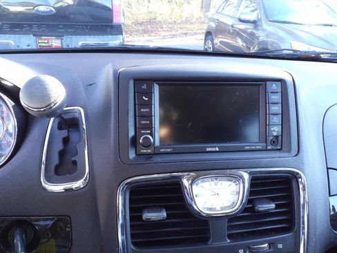 Used 2015 Chrysler Town & Country Touring w/ Driver Convenience Group FWD image 13