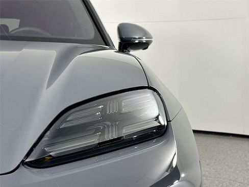 Certified 2025 Porsche Macan Turbo Electric AWD/4WD image 15