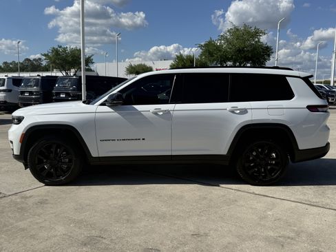 Used 2023 Jeep Grand Cherokee L Laredo image 9