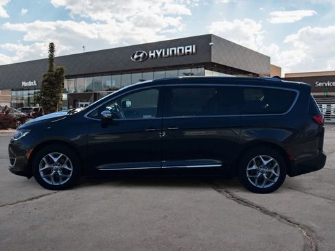 Used 2020 Chrysler Pacifica Limited image 2