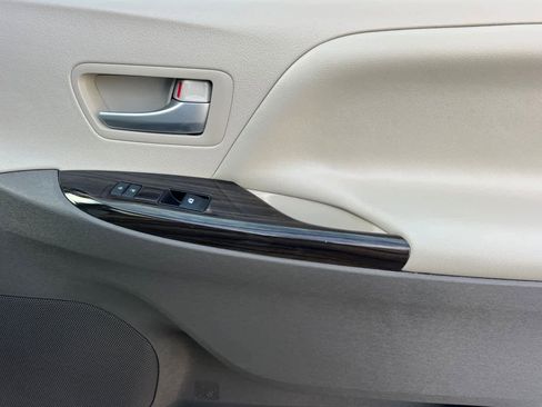 Used 2017 Toyota Sienna XLE Premium image 21