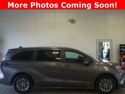 Used 2021 Toyota Sienna LE FWD image 2