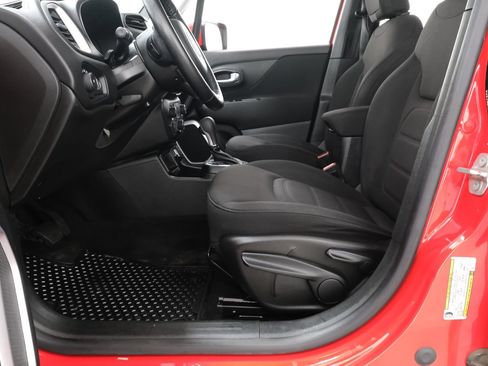 Used 2019 Jeep Renegade Latitude w/ Cold Weather Group FWD image 30