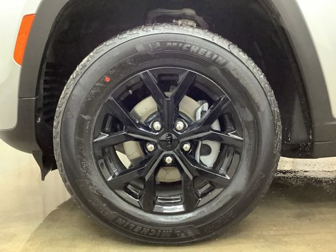 New 2026 Jeep Grand Cherokee Altitude AWD/4WD image 30