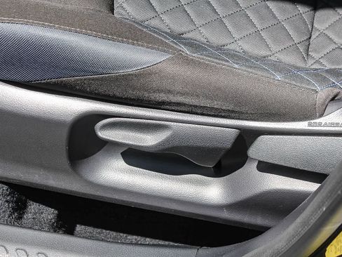 Used 2021 Toyota C-HR XLE FWD image 27