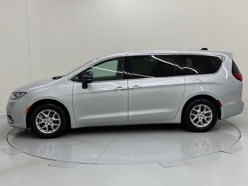 Used 2024 Chrysler Pacifica Touring-L image 2